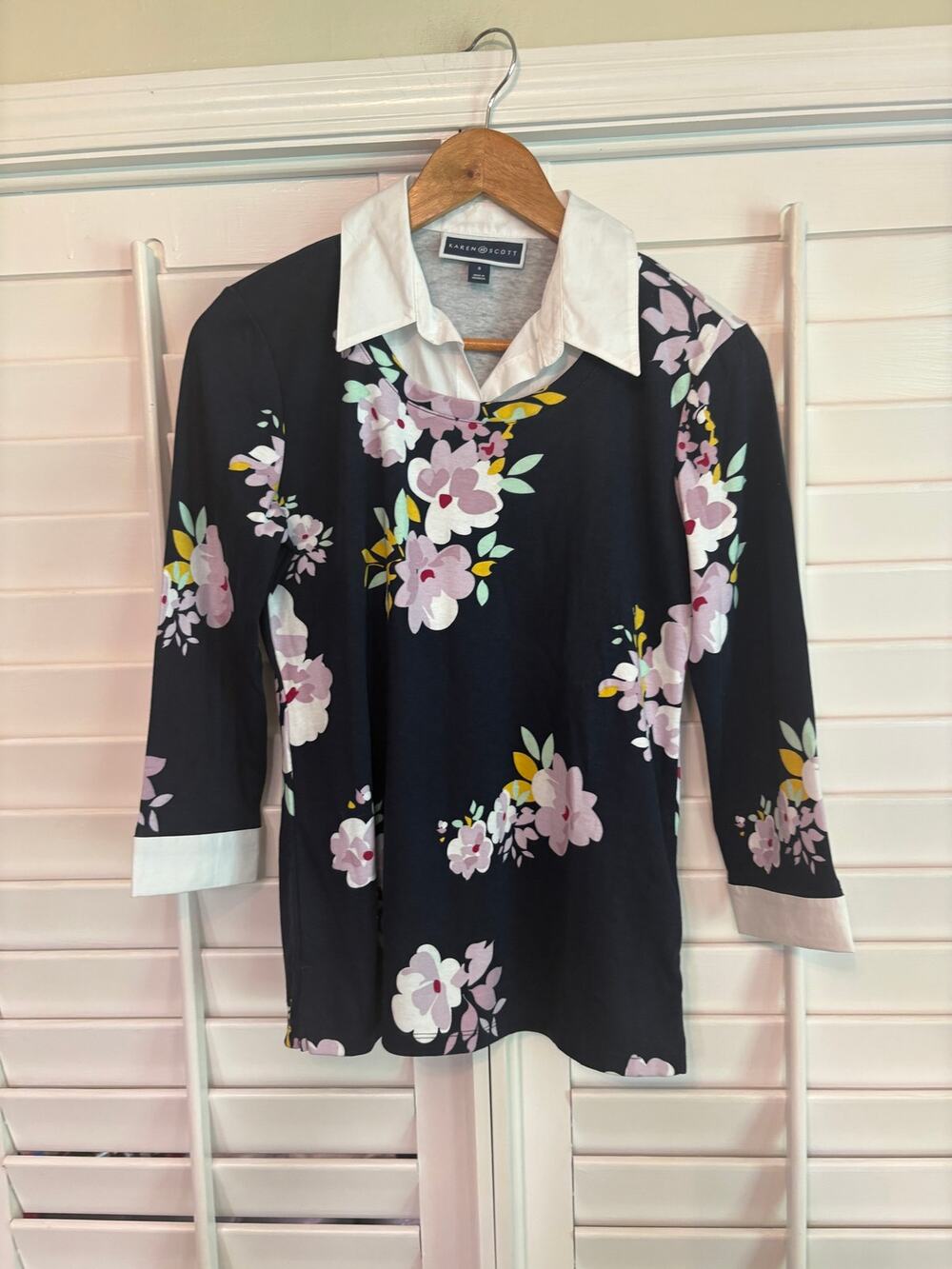 Karen Scott Navy Floral Top Size Small